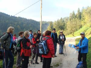 Ker pot iz Zreč v Skomarje ni markirana, smo se orientirali z geografskimi kartami.